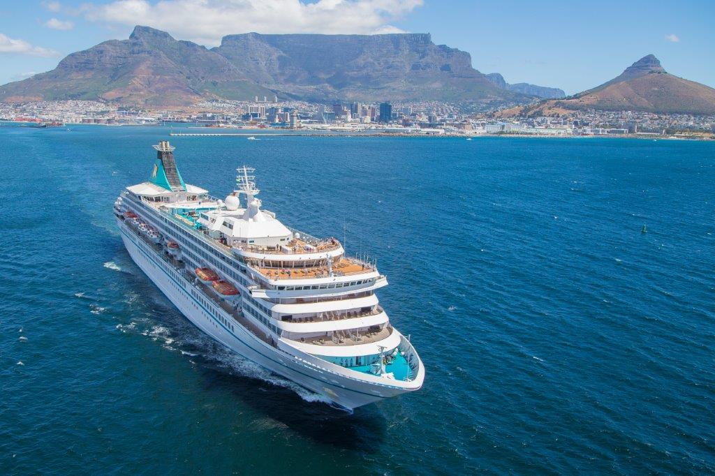 Südafrika - Artania vor Kapstadt und dem Tafelberg